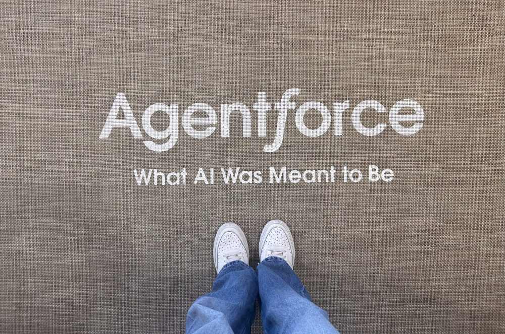 Schuhe und Jeans auf einer Agentforce gebrandeten Fußmatte.