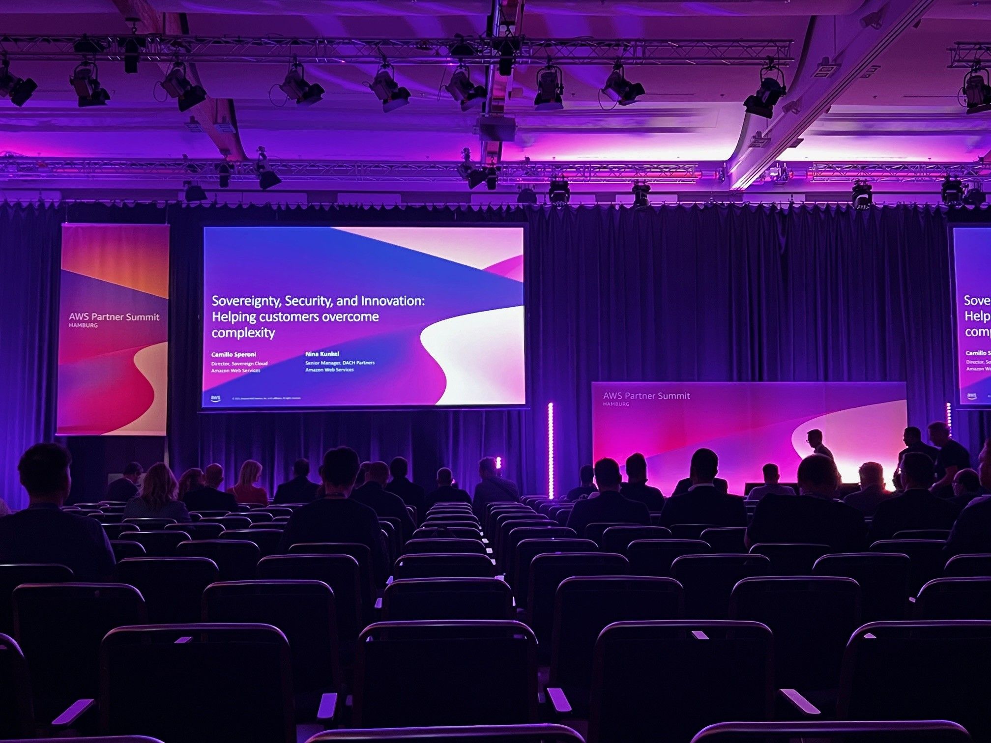 Bühnenaufbau beim AWS Summit 2025.
