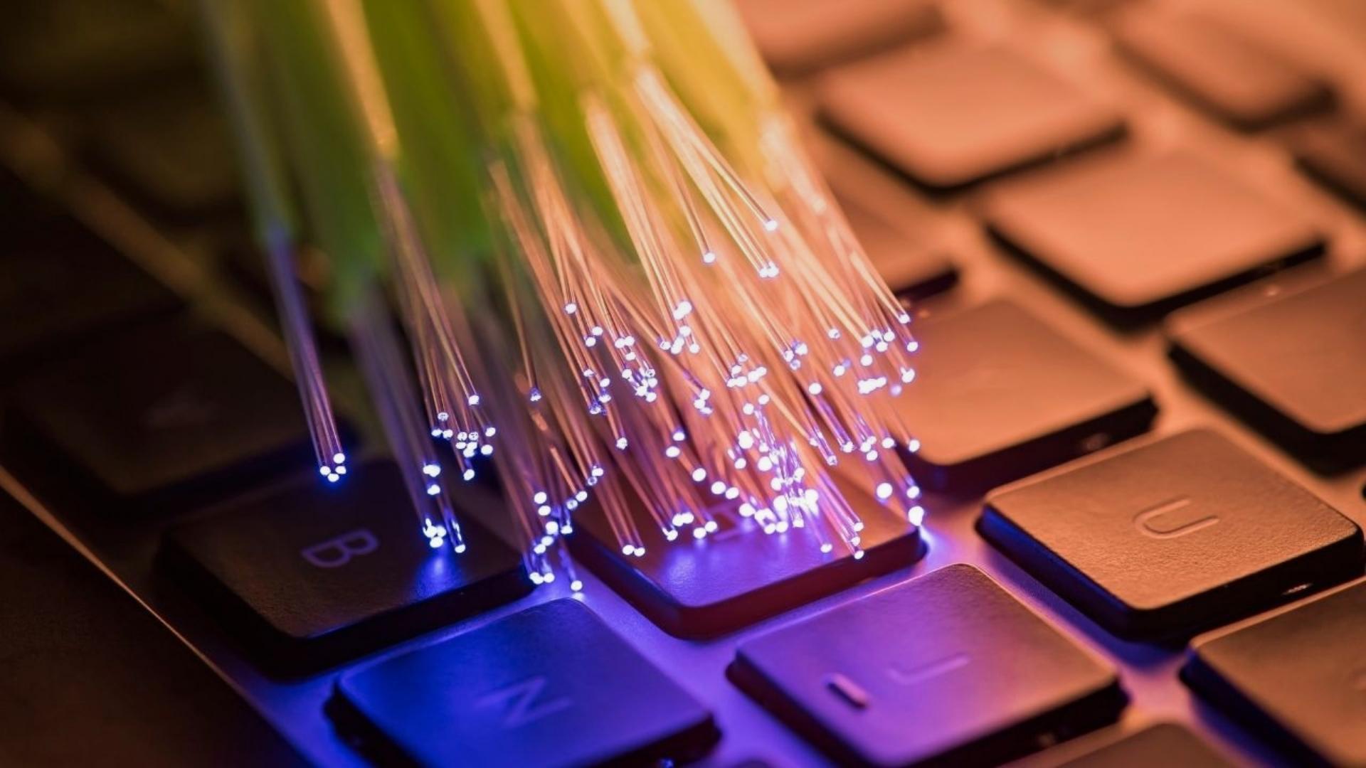 Digitale Darstellung von Glasfasern auf einer Tastatur.