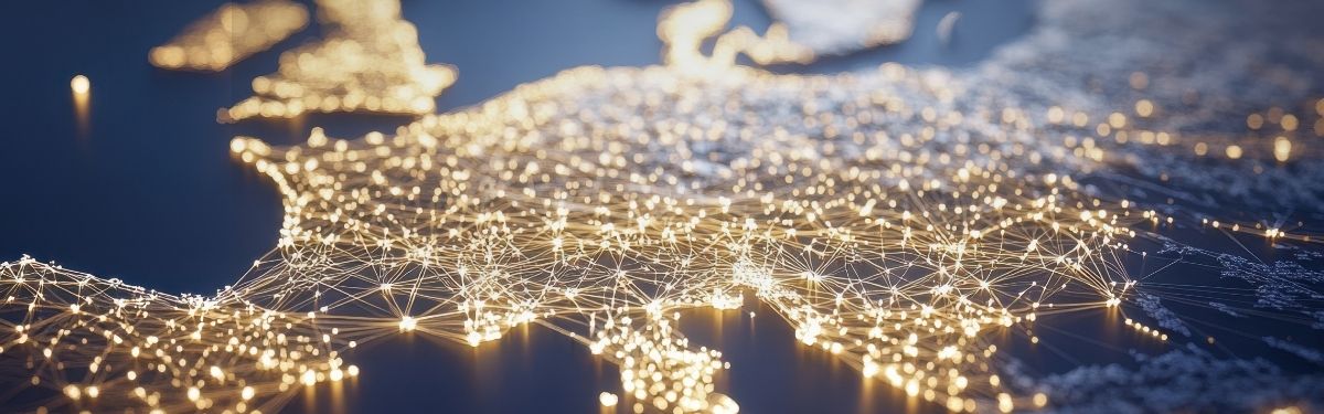 Karte von Europa mit Netzwerkverbindungen und leuchtenden Punkten.