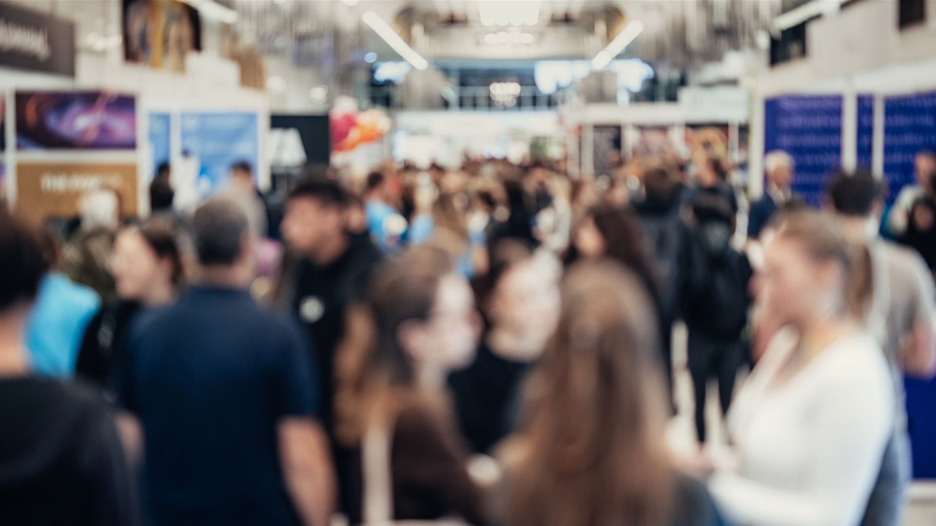 Besucher nehmen an einer Ausstellung oder Messe teil.