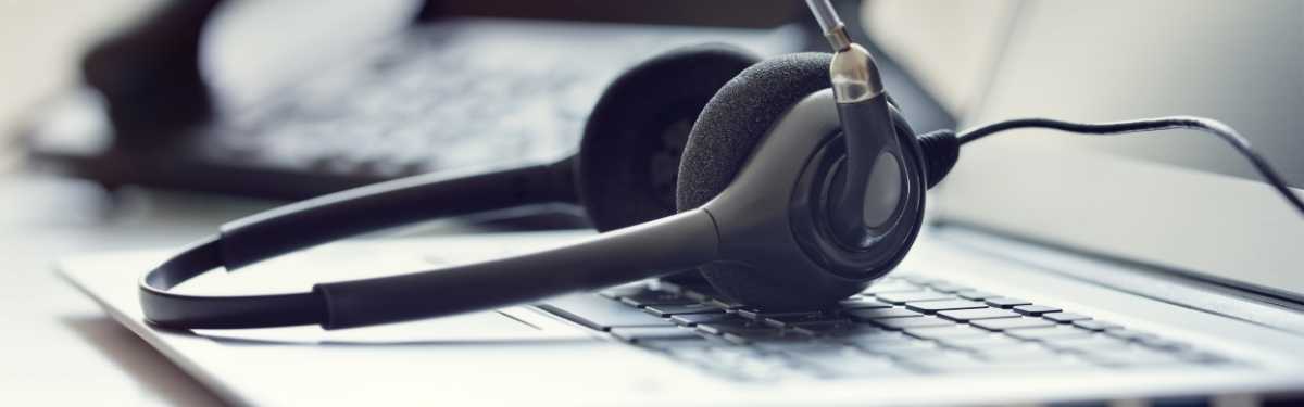 Kundenservice-Headset auf Computertastatur