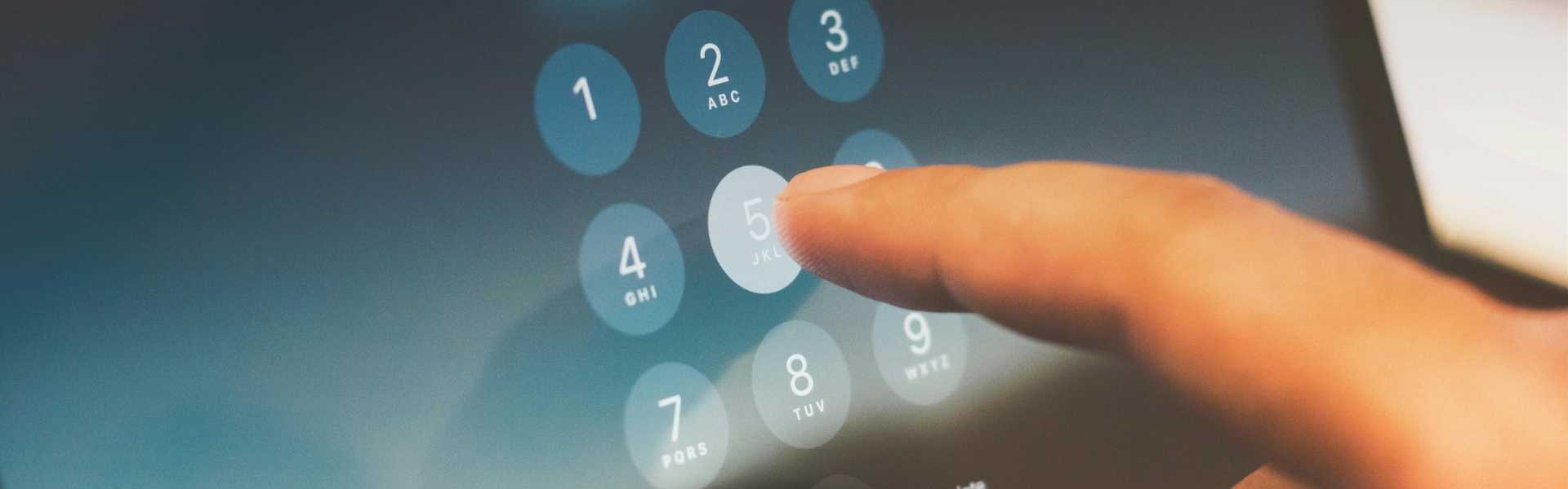 Person gibt Code auf Tablet ein