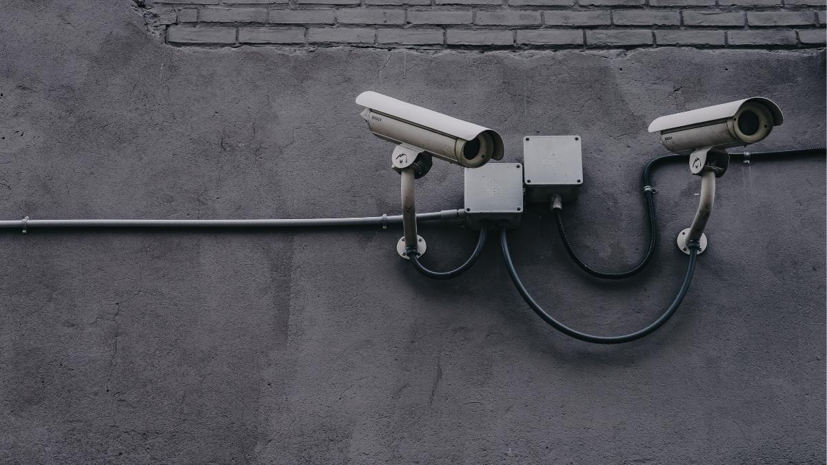 Sicherheitskamera an Wand montiert.
