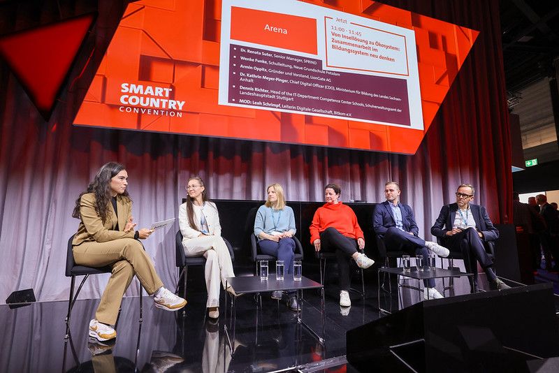 Podiumsdiskussion bei der Smart Country Convention 2025.